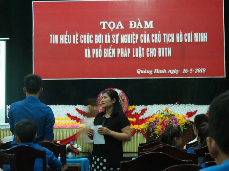 Cô giáo Trần Thị Kim Liêm tuyên truyền Luật Bảo vệ môi trường